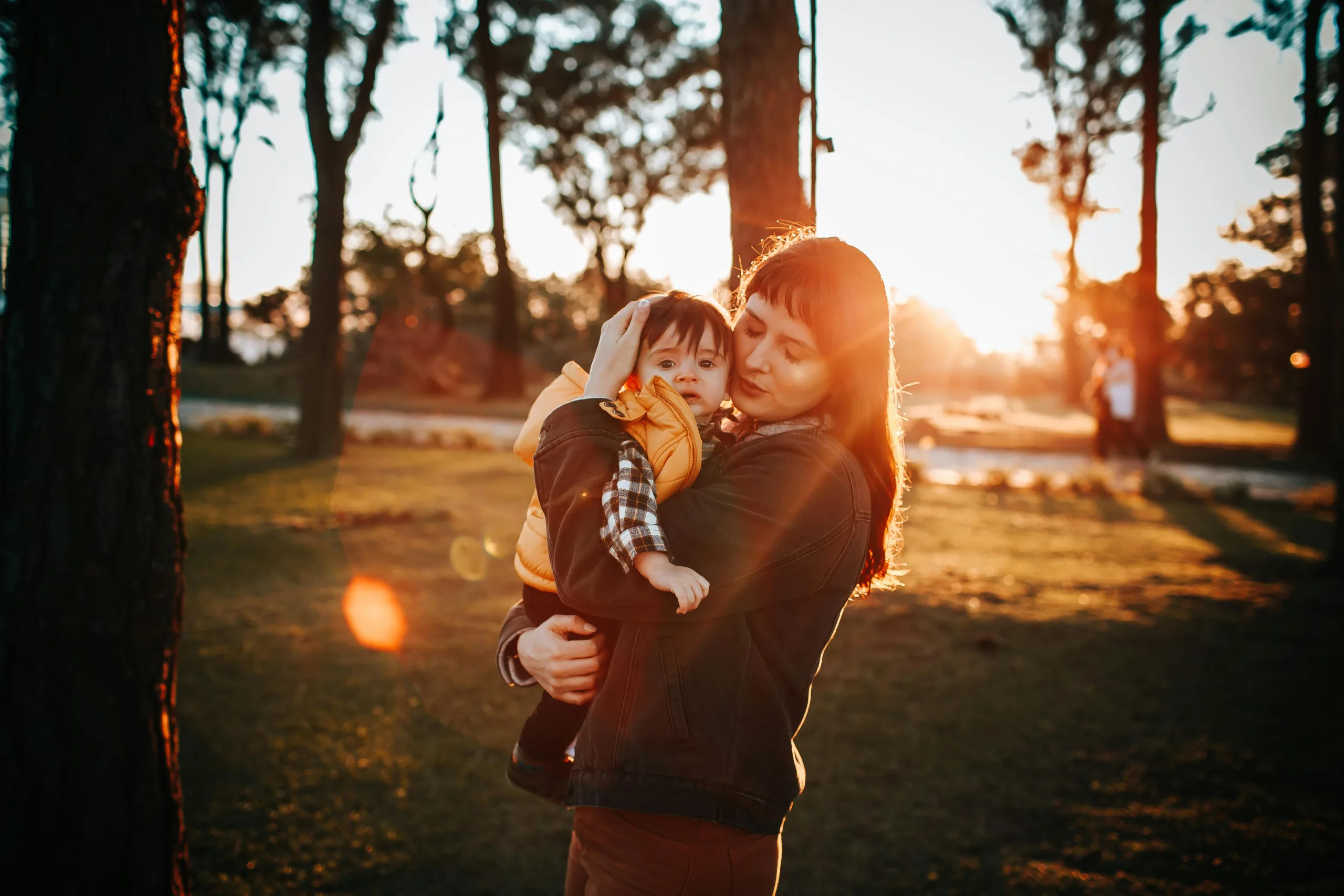 bébé et maman en promenade du soir
