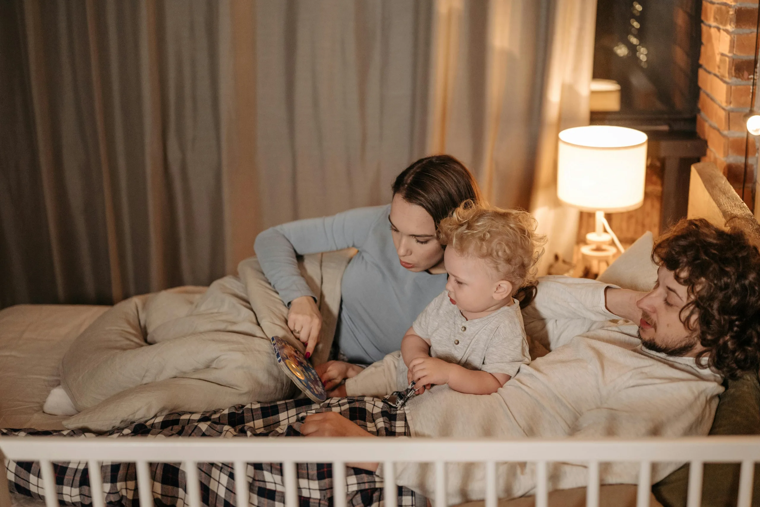 Maman et papa raconte une histoire à bébé